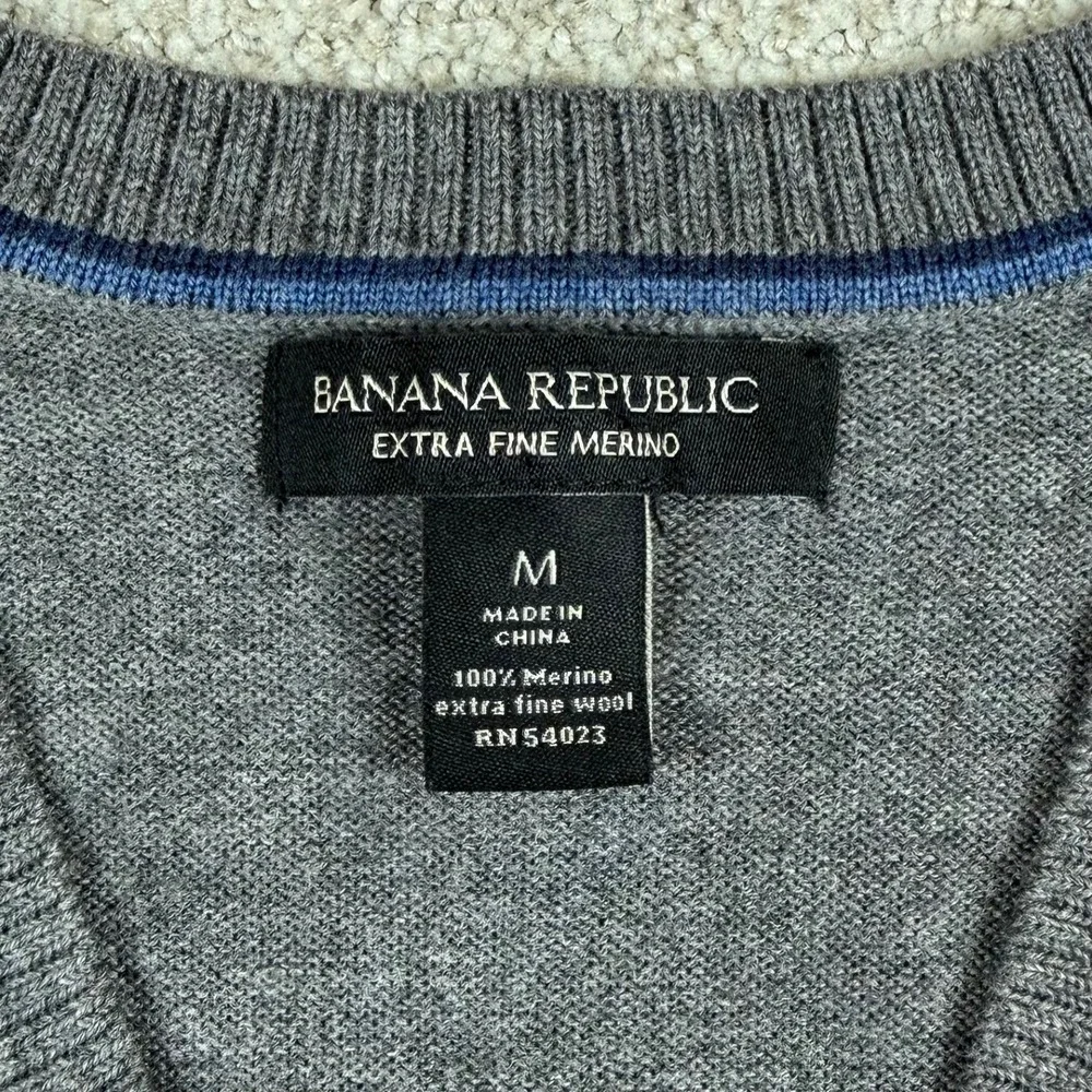 Banana Republic Mens Medium Gray Extra Fine Merino Wool V-Neck Sweater
